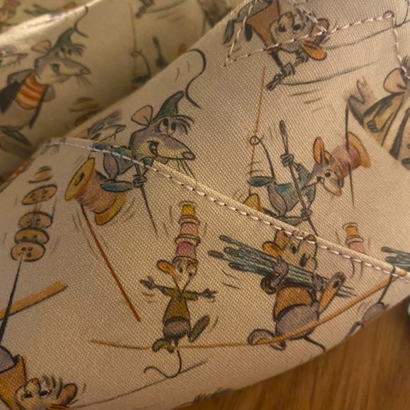 Disney X TOMS Cinderella Gus & Jaq Printed Canvas Shoe Size 8.5 - Picture 2 of 3